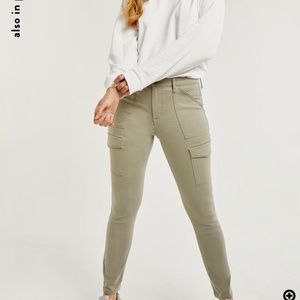 Women’s high-rise cargo pants
